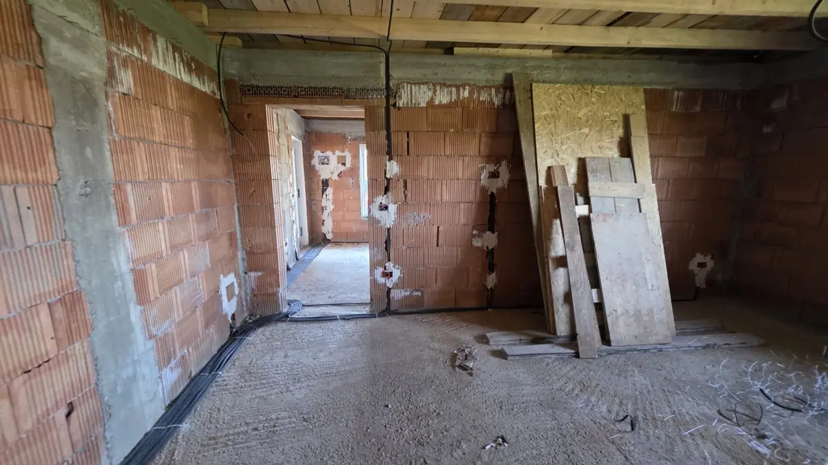 Trasee de cabluri electrice în pereții de cărămidă ai unei case în construcție